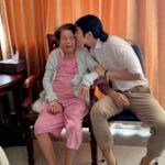 Phakphum Romsaithong Instagram – ,,, Nothing’s Gonna Change My Love For You From Day0 To Forever… ,,,

อาม่าจะถามทุกครั้งที่เจอ ว่าทำงานอะไร เก็บเงินได้เท่าไรแล้ว ด้วยแววตาที่ห่วงใย…
อาม่าชอบชมว่าหล่อ ปกติเวลามีคนชมจะไม่รู้สึกดีใจอะไร แต่มีอาม่ากีคนเดียวที่ชมแล้วตัวเรารู้สึกดีใจมากและเขิลแอบทำตัวไม่ถูก…
อาม่าเป็นผู้หญิงที่ทำกับข้าวอร่อยทุกอย่างและสะอาด ถึงไม่ได้กินรสมือเป็น10กว่าปี แต่รสชาติยังจำได้ดี…
อาม่าเป็นผู้หญิงที่ผมได้นอนดูซีรีย์ด้วยเยอะที่สุดในชีวิต แต่ไม่เคยเบื่อ…
อาม่าเป็นคนขยัน เก่ง และแข็งแรง เลี้ยงลูก 5 คน ด้วยตัวคนเดียว และลูกหลานเติบโตเป็นคนที่ดีทุกคน…
อาม่า คือ คนที่น่ารักและใจดี…

อาม่ากี รุจี ร่มไทรทอง
ได้ย้ายไปอยู่ที่อยู่ใหม่ที่สงบและสวยงามกว่าเดิม
02/02/67
16.19 น.

ด้วยรักและคิดถึงสุดหัวใจ
มาย
03/02/67 จังหวัดขอนแก่น