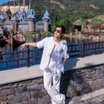 Phakphum Romsaithong Instagram – ,,, ให้ทาย… ในภาพนี้มีตุ๊กตาทั้งหมดกี่ตัวครับ? ,,,

@hkdisneyland 

.
.
#HKDisneyland 
#LetItGo
#WorldOfFrozen Hongkong Disneyland
