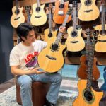 Phakphum Romsaithong Instagram – ,,, อยู่ Singapore 3 วัน มาร้านกีต้าร์ครบ 3 วัน และ ตัดสินใจไม่ได้ว่าตัวไหนดีจนนาทีสุดท้าย 😅,,,

มาทำงานที่Singapore รอบนี้ ตาไวเหลือบไปเห็นว่าที่พักอยู่ใกล้กับตึกที่มีร้านกีต้าร์อยู่ที่ผมเคยมาตามหา Vintage Fender เมื่อปีก่อน
(ความเจ๋งของ Singapore คือ Shoppingง่าย ที่นี่มักจะรวมเอาของชนิดเดียวกันมาไว้ในตึกเดียวกัน)

พอถึงโรงแรม สิ่งแรกที่ทำ คือ ชวนน้องไปเดินร้านกีต้าร์เผื่อน้องจะสนุกเหมือนที่เราชอบทำ กะว่าจะไปหากีต้าร์ ต่อค่อแบบ 12 Frets Joint Back&Maple อยากได้แบบฟีล Traditional Vintage Sound ไว้เล่น Blues เพราะๆ เผื่อฟลุ๊คเจอ

ลองไปลองมาอยู่ 4-5 ร้าน 10กว่าตัว ก็ดันมาตกหลุมหลงใหลที่ตัว Sound Hole สีเขียว กีต้าร์สัญชาติ Singapore
(ตัวขวามือภาพแรก)
ซวยแล้ว ว้าวุ่นนิสๆ ไม่ค่อยชอบหน้าตามันเลยมันดู Modern ไป
แต่เสียงมันดีมากๆแถมมีสีเขียวสไตล์แม่ชวงเด่นออกมา555

ด้วยความเวลาน้อยก็เลยคำนวนเวลา ให้วันที่2ก่อนไปทำงานได้มาสักชั่วโมงก็ยังดีมาเช็คซิว่าเสียงจะใช่ไหม

วันที่สองมาลอง ความซวยเกิดครับ ไปเจออีกตัว(ตัวที่วางบนตักภาพแรก) เสียงมะลึ่งดีมากกกกก ดีกว่าตัวแรกที่คาใจอีก
Headroom มาครบ เสียงไม่ลั่นไป ย่านเสียงดีทุกหย่อม Balanceดี เล่นแล้วControlง่าย
แต่เวลาไม่มีเท่าไรต้องไปสนุกกับงานเลยแอบรีบดี๋ยวเลท

ในความว้าวุ่นเลยแพลนว่าไหนเอาซิมาลองดีๆแบบมีเวลามากๆในวันที่3 ละกัน

ร้านใจดีมาเปิดให้ก่อนเวลา 2ชั่วโมง 🤓

ลองเทียบหมัดต่อหมัด
จบลงที่ตัวที่นั่งบนตักรูปที่2 เลยคร้บ…

เอาจริงๆไม่ได้ชอบรูปร่างหน้าตามันเท่าไร แต่ตัว M ตรงหัวกับสีเขียวที่เราชอบมีสเน่ห์มาก และเสียงคือดีสุดๆๆๆๆ Perfect สำหรับแนว Finger Style 
Back&Side เป็น Brazillian Rosewood แบบมีใบรับรองถูกต้องจากCites 
Top Wood เป็น Adirondack 
Specs Top Gradeพิมพ์นิยมเทียบเหมือนพระสมเด็จ

พัฒนาการของเสียงมีให้ได้ยินอีกยาวๆถ้า Specs และ เสียงแบบนี้😁

สรุปเลยได้เจ้าตัวนี้กลับมาสู่รังแบบไม่ได้ตั้งใจ
เพราะเสียงที่ดีมากจริงๆ ความเป็นLocal Guitarที่นี่ และตัว M บนหัวแบบเขียวไล้วนๆ🤣💚

แทนที่จะเจอ Vintage Acoustic Guitar Sound ที่ตามหาแต่ดันได้ Modern Acoustic Sound เนี๊ยบๆแบบที่ไม่เคยมีมาแทน 

บันทึกไว้เผื่อมาอ่านตอนแก่
30/11-02/12/66

ปล.มีพี่ในทีมLive Nationถามว่าตั้งชื่อมันไหม ตอนตอบพี่เขา คือ ยังไม่มีชื่อ แต่ตอนนี้คิดออกพอดี
ให้น้องคนนี้ชื่อว่า “3วัน2คืน” นะครับ🍷
.
.
#GuitarLover
#3วัน2คืน Singapore City
