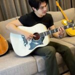 Phakphum Romsaithong Instagram – ,,, รอบนี้นกบินมาเป็นฝูง🕊️ 
|| 
06/11/66 
เป็นวันที่ใช้เวลาได้เต็มที่อีกวันครับ ,,,

หลังจากงานEventช่วงกลางวัน และ บริจาคเลือดเสร็จ
ก็บึ่งไปอีกฟาก*ของเมืองฝ่าดงรถติด*
ไปรับฝูงนกDove 
“Gibson Dove In Flight Trans Black” 
เข้ารังมาอยู่กับ White Dove & Black Dove ที่ได้มาเมื่อปีก่อน🕊️🕊️🕊️

เพื่อนถามว่าทำไมนกในรังที่มีทำไมไม่มีสีเขียวเลย?
คำตอบคือเขาไม่ยอมทำครับ ถ้ามีก็คงโดนแน่ 555

ความเจ๋งของตัวนี้ นอกจากจะทำมาน้อยตัวมาก (สายชอบของRareแบบผมถูกใจ) คือ Back&Side เป็น Maple ที่ไม่มีลายไม้ที่เป๋นแนวที่นิยม คือ Flame หรือ Quilted 
(รูปสุดท้าย)
มองแวปแรกไวๆนึกว่าไม่ Rosewood

เสียงดีไม่ต่ำกว่ามาตรฐานเพื่อนๆในฝูง:)

ลงไว้เป็นที่ระลึกสำหรับคนรักกีต้าร์อย่างเรา😁 Bangkok, Thailand