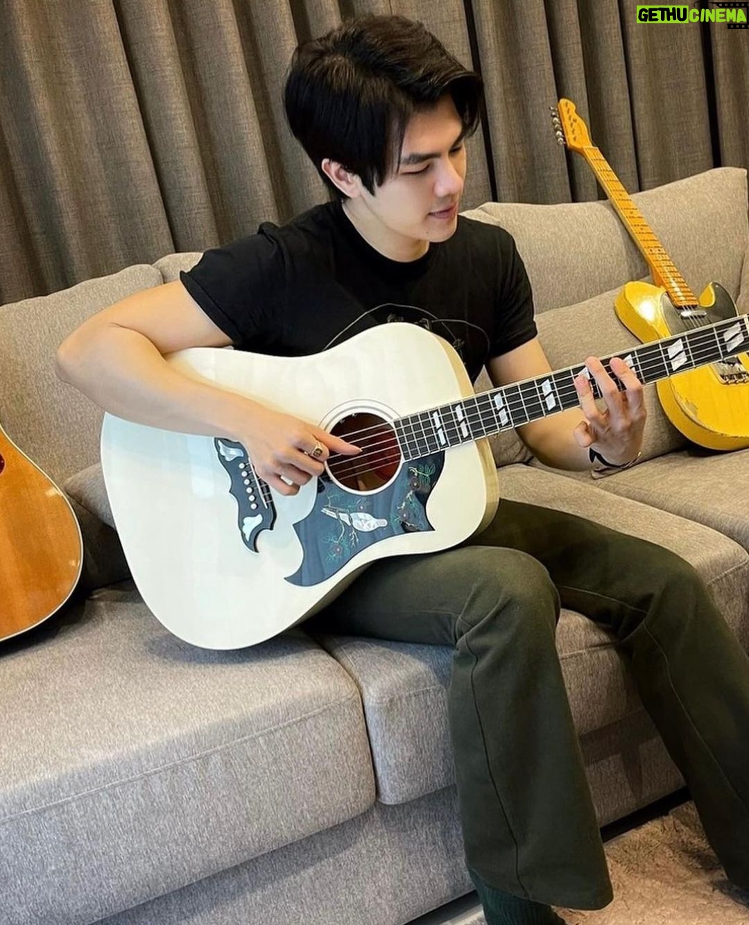 Phakphum Romsaithong Instagram - ,,, รอบนี้นกบินมาเป็นฝูง🕊️ || 06/11/66 เป็นวันที่ใช้เวลาได้เต็มที่อีกวันครับ ,,, หลังจากงานEventช่วงกลางวัน และ บริจาคเลือดเสร็จ ก็บึ่งไปอีกฟาก*ของเมืองฝ่าดงรถติด* ไปรับฝูงนกDove “Gibson Dove In Flight Trans Black” เข้ารังมาอยู่กับ White Dove & Black Dove ที่ได้มาเมื่อปีก่อน🕊️🕊️🕊️ เพื่อนถามว่าทำไมนกในรังที่มีทำไมไม่มีสีเขียวเลย? คำตอบคือเขาไม่ยอมทำครับ ถ้ามีก็คงโดนแน่ 555 ความเจ๋งของตัวนี้ นอกจากจะทำมาน้อยตัวมาก (สายชอบของRareแบบผมถูกใจ) คือ Back&Side เป็น Maple ที่ไม่มีลายไม้ที่เป๋นแนวที่นิยม คือ Flame หรือ Quilted (รูปสุดท้าย) มองแวปแรกไวๆนึกว่าไม่ Rosewood เสียงดีไม่ต่ำกว่ามาตรฐานเพื่อนๆในฝูง:) ลงไว้เป็นที่ระลึกสำหรับคนรักกีต้าร์อย่างเรา😁 Bangkok, Thailand