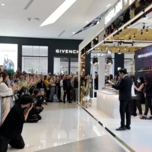 Phakphum Romsaithong Instagram - ,,, How Do You Feel Today? ,,, 😁😊 Thank You #GreenyRose . . #Guerlain #MilexGuerlainPopupInBkk Siam Paragon