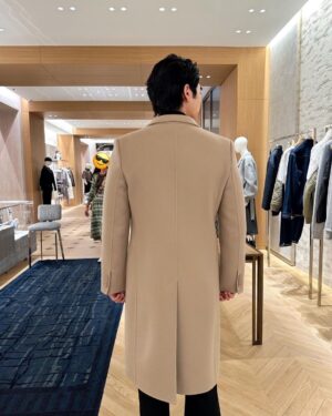 Phakphum Romsaithong Instagram - ,,, After The Show I’ll Go Shoping🕊️ ,,,

ได้เสื้อ Wool Coat ของ Dior ไซส์48 สี Beige ซับข้างในสี Olive กลับมาใช้งาน 1 ตัวถ้วน
ชอบ Long Coat มากๆอยู่แล้ว เจอสีโปรดทั้งคู่อยู่ในชิ้นเดียวกันก็ อดใจไม่ได้จริงๆ 🤪

ใส่แล้วเป็นยังไงบ้างครับ:) ?
.
.
@Dior 
#Dior 
#DiorSS24
#DiorWinter23