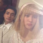 Phantira Pipityakorn Instagram – Selfie edition👩🏼? x ?(จำชื่อใครได้บ้าง) 

#นางทาสหัวทอง สาวสู้ชีวิตแต่ชีวิตสู้กลับ
วันนี้ ตอนที่ ๑๖ มาแว้ววว!

ดูย้อนหลังได้ที่ Netflix นะคับ