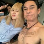 Phantira Pipityakorn Instagram – Selfie edition👩🏼? x ?(จำชื่อใครได้บ้าง) 

#นางทาสหัวทอง สาวสู้ชีวิตแต่ชีวิตสู้กลับ
วันนี้ ตอนที่ ๑๖ มาแว้ววว!

ดูย้อนหลังได้ที่ Netflix นะคับ