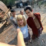 Phantira Pipityakorn Instagram – Selfie edition👩🏼? x ?(จำชื่อใครได้บ้าง) 

#นางทาสหัวทอง สาวสู้ชีวิตแต่ชีวิตสู้กลับ
วันนี้ ตอนที่ ๑๖ มาแว้ววว!

ดูย้อนหลังได้ที่ Netflix นะคับ