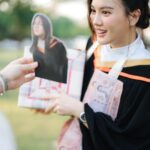 Phantira Pipityakorn Instagram - :-) 💘🎓 ขอบคุณทุกคนที่มาหากันนะคะ ป๊า น้อง ญาติๆ เพื่อนๆและทุกคนมาร่วมยินดีมันทำให้รู้สึกแบบเออนี่เราเรียนจบแล้วจริงๆ เป็นบัณฑิตเต็มตัวอย่างเลี่ยงไม่ได้555555555555🥲🫠 ดีใจที่ได้เจอทุกคนมากๆๆๆแฮปปี้โคตรร ปล.รูปเยอะมากเลือกลงไม่ถูกเดี๋ยวเลย😚