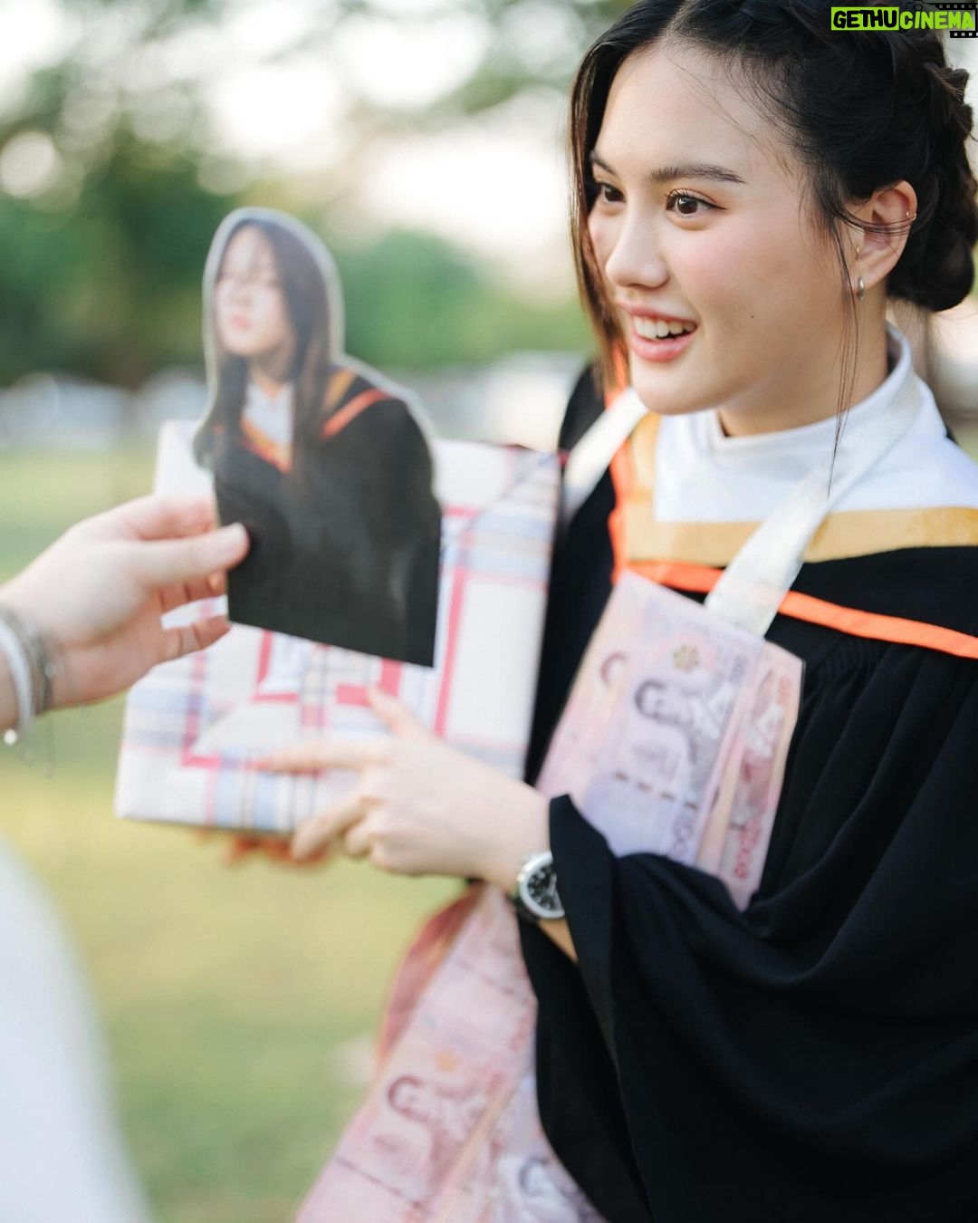Phantira Pipityakorn Instagram - :-) 💘🎓 ขอบคุณทุกคนที่มาหากันนะคะ ป๊า น้อง ญาติๆ เพื่อนๆและทุกคนมาร่วมยินดีมันทำให้รู้สึกแบบเออนี่เราเรียนจบแล้วจริงๆ เป็นบัณฑิตเต็มตัวอย่างเลี่ยงไม่ได้555555555555🥲🫠 ดีใจที่ได้เจอทุกคนมากๆๆๆแฮปปี้โคตรร ปล.รูปเยอะมากเลือกลงไม่ถูกเดี๋ยวเลย😚