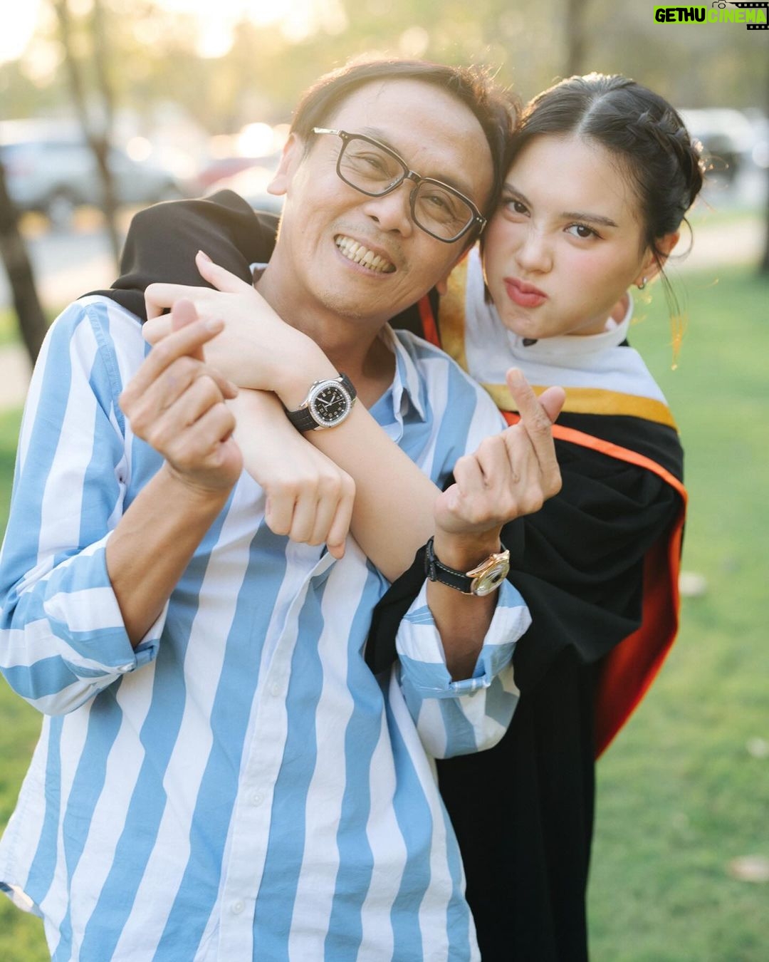 Phantira Pipityakorn Instagram - :-) 💘🎓 ขอบคุณทุกคนที่มาหากันนะคะ ป๊า น้อง ญาติๆ เพื่อนๆและทุกคนมาร่วมยินดีมันทำให้รู้สึกแบบเออนี่เราเรียนจบแล้วจริงๆ เป็นบัณฑิตเต็มตัวอย่างเลี่ยงไม่ได้555555555555🥲🫠 ดีใจที่ได้เจอทุกคนมากๆๆๆแฮปปี้โคตรร ปล.รูปเยอะมากเลือกลงไม่ถูกเดี๋ยวเลย😚