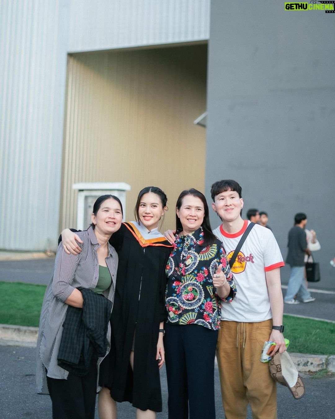 Phantira Pipityakorn Instagram - :-) 💘🎓 ขอบคุณทุกคนที่มาหากันนะคะ ป๊า น้อง ญาติๆ เพื่อนๆและทุกคนมาร่วมยินดีมันทำให้รู้สึกแบบเออนี่เราเรียนจบแล้วจริงๆ เป็นบัณฑิตเต็มตัวอย่างเลี่ยงไม่ได้555555555555🥲🫠 ดีใจที่ได้เจอทุกคนมากๆๆๆแฮปปี้โคตรร ปล.รูปเยอะมากเลือกลงไม่ถูกเดี๋ยวเลย😚