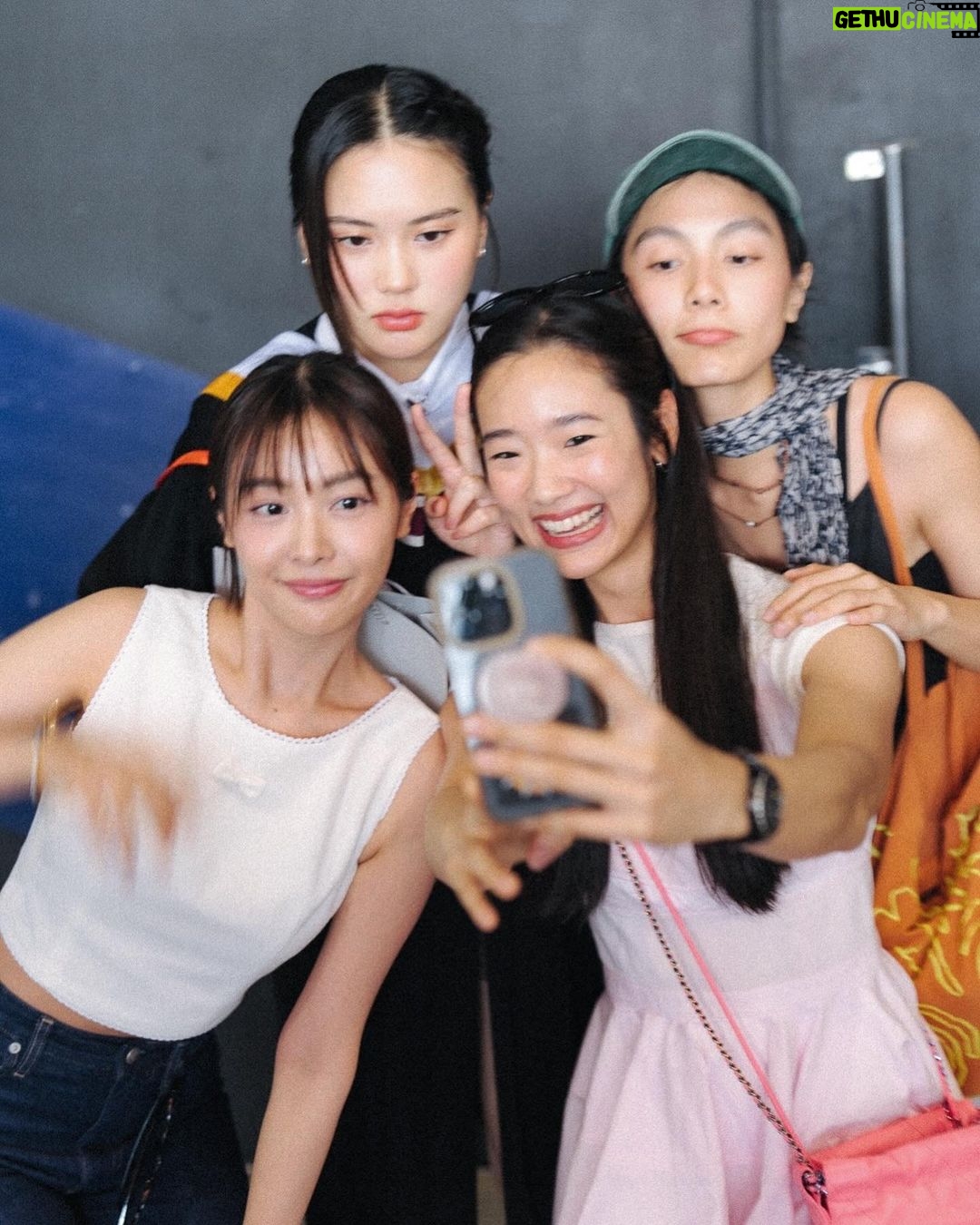 Phantira Pipityakorn Instagram - :-) 💘🎓 ขอบคุณทุกคนที่มาหากันนะคะ ป๊า น้อง ญาติๆ เพื่อนๆและทุกคนมาร่วมยินดีมันทำให้รู้สึกแบบเออนี่เราเรียนจบแล้วจริงๆ เป็นบัณฑิตเต็มตัวอย่างเลี่ยงไม่ได้555555555555🥲🫠 ดีใจที่ได้เจอทุกคนมากๆๆๆแฮปปี้โคตรร ปล.รูปเยอะมากเลือกลงไม่ถูกเดี๋ยวเลย😚