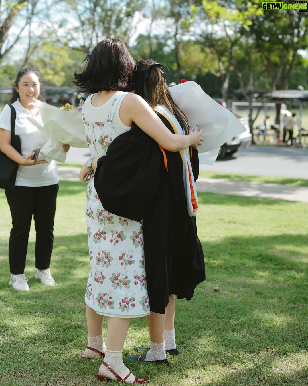 Phantira Pipityakorn Instagram - :-) 💘🎓 ขอบคุณทุกคนที่มาหากันนะคะ ป๊า น้อง ญาติๆ เพื่อนๆและทุกคนมาร่วมยินดีมันทำให้รู้สึกแบบเออนี่เราเรียนจบแล้วจริงๆ เป็นบัณฑิตเต็มตัวอย่างเลี่ยงไม่ได้555555555555🥲🫠 ดีใจที่ได้เจอทุกคนมากๆๆๆแฮปปี้โคตรร ปล.รูปเยอะมากเลือกลงไม่ถูกเดี๋ยวเลย😚