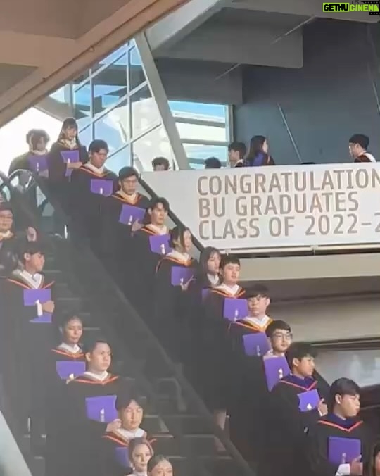 Phantira Pipityakorn Instagram - :-) 💘🎓 ขอบคุณทุกคนที่มาหากันนะคะ ป๊า น้อง ญาติๆ เพื่อนๆและทุกคนมาร่วมยินดีมันทำให้รู้สึกแบบเออนี่เราเรียนจบแล้วจริงๆ เป็นบัณฑิตเต็มตัวอย่างเลี่ยงไม่ได้555555555555🥲🫠 ดีใจที่ได้เจอทุกคนมากๆๆๆแฮปปี้โคตรร ปล.รูปเยอะมากเลือกลงไม่ถูกเดี๋ยวเลย😚