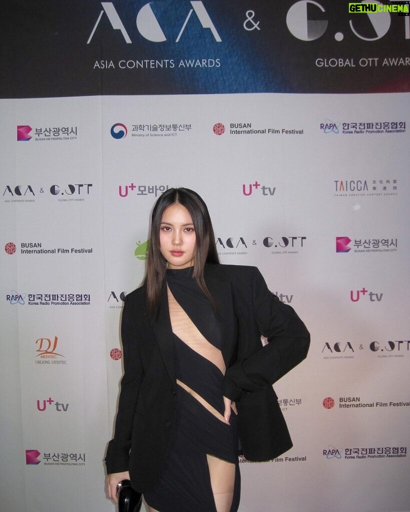 Phantira Pipityakorn Instagram - วันก่อนมินมีโอกาสไปเป็นตัวแทนจากซีรี่ย์ Get rich on viu ร่วมเข้าชิงรางวัล Best Newcomer Actress ในงาน 2023 ACA & G.OTT Awards in the Busan Cinema Center 🇰🇷 (ถ้าถามว่าหนาวมั้ย บอกเลยว่ามาก🥶🤣) การถูกเชิญไปร่วมงานครั้งนี้เหมือนได้ฟืนกลับมาเติมไฟในการทำงานและความฝันอีกครั้ง ขอบคุณที่เห็นในความตั้งใจ ความพยายาม หนูจะพัฒนาตัวเองต่อไปเรื่อยๆคับ🙏🏻 เอาจริงๆในบ้านเรามีคนเก่งๆเยอะมาก ถ้ารัฐเข้ามาให้ความสำคัญในเรื่องนี้ มินเชื่อว่า entertainment industry ของเราจะพัฒนาไปได้อีกไกลแน่นอน 🎟️Thank u for inviting me & congrats to all of you 🤍 #ACA2023