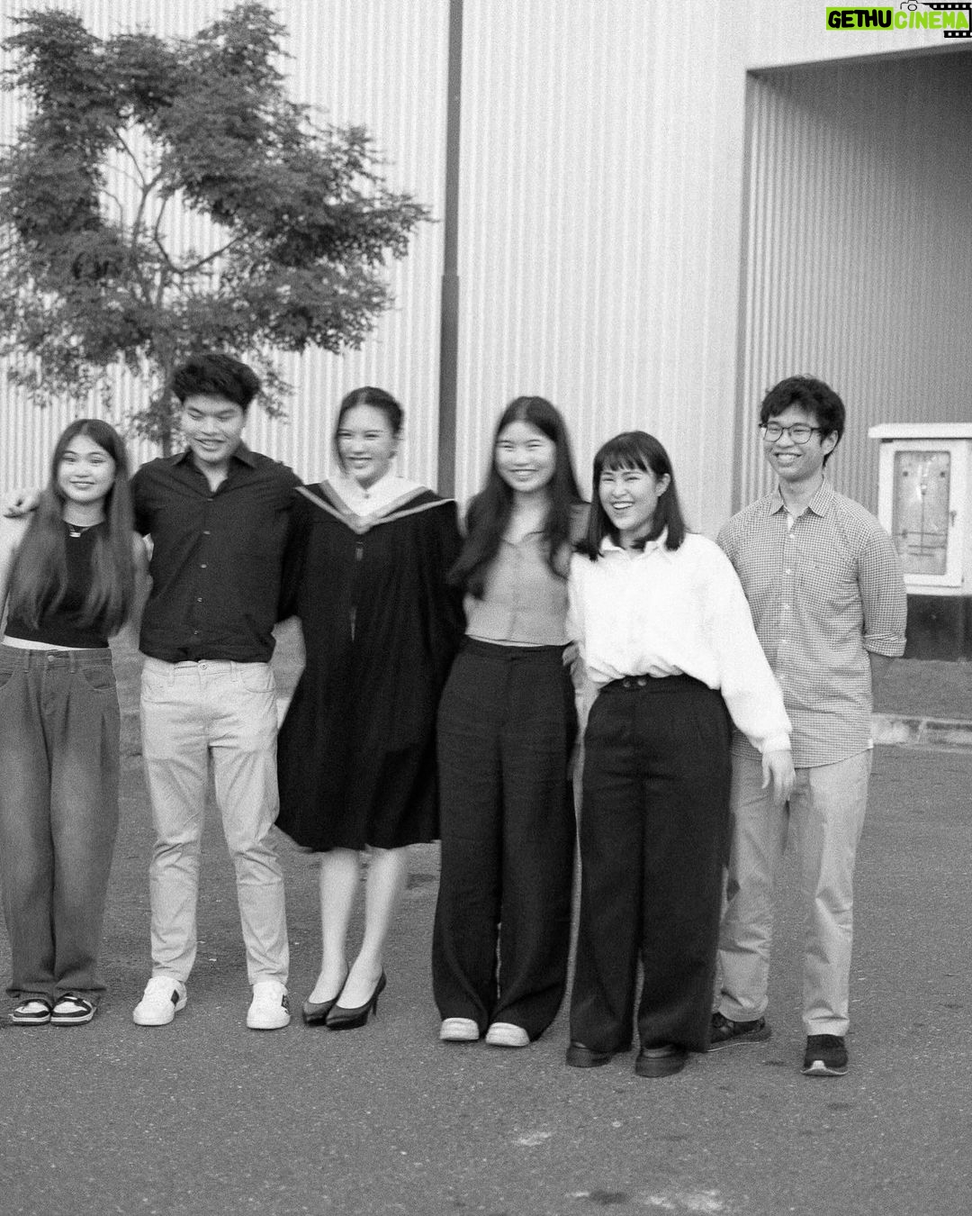 Phantira Pipityakorn Instagram - :-) 💘🎓 ขอบคุณทุกคนที่มาหากันนะคะ ป๊า น้อง ญาติๆ เพื่อนๆและทุกคนมาร่วมยินดีมันทำให้รู้สึกแบบเออนี่เราเรียนจบแล้วจริงๆ เป็นบัณฑิตเต็มตัวอย่างเลี่ยงไม่ได้555555555555🥲🫠 ดีใจที่ได้เจอทุกคนมากๆๆๆแฮปปี้โคตรร ปล.รูปเยอะมากเลือกลงไม่ถูกเดี๋ยวเลย😚