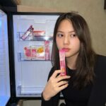 Phantira Pipityakorn Instagram – กินให้อร่อยขึ้นต้องลองเอาไปแช่ตู้เย็นค่ะ☃️💕 
ผิวสวยด้วยอร่อยด้วย @blossnatura ✨
#วิตามินเข้มข้นผิวไข่มุก #blossnatura