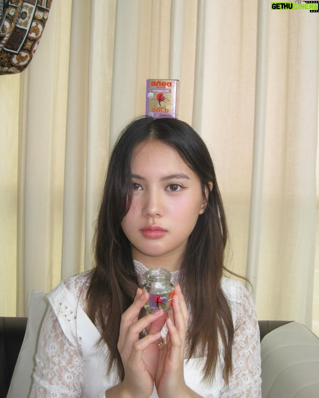 Phantira Pipityakorn Instagram - สก๊อต รังนกแท้ รอเยล โกลด์ ลาเวนเดอร์พลัส🪻💟 มีกรดอะมิโนทริปโตเฟน สูตรใหม่ที่ช่วยอัพเวลความผ่อนคลาย RELAX & RECHARGE ในแต่ละวันของมิน สก๊อตเค้าใช้รังนกแท้สีเหลืองทองจากถ้ำธรรมชาติ100% มีสารอาหาร Amino Acid 18 ชนิด (ซึ่งมากกว่ารังนกชนิดอื่นๆ) ช่วยเสริมภูมิคุ้มกันให้ร่างกายแข็งแรง ต่อต้านอนุมูลอิสระ และช่วยในการทำงานของระบบประสาทและสมอง 📍หาซื้อได้แล้ววันนี้ที่ 7-11 ทุกสาขานะคะ✨🪹 (รสนี้หอม กลมกล่อม ถูกใจมาก😋) #สก๊อตรังนกแท้ #ลาเวนเดอร์พลัส #รังนกแท้สีเหลืองทองจากถ้ำธรรมชาติ100%