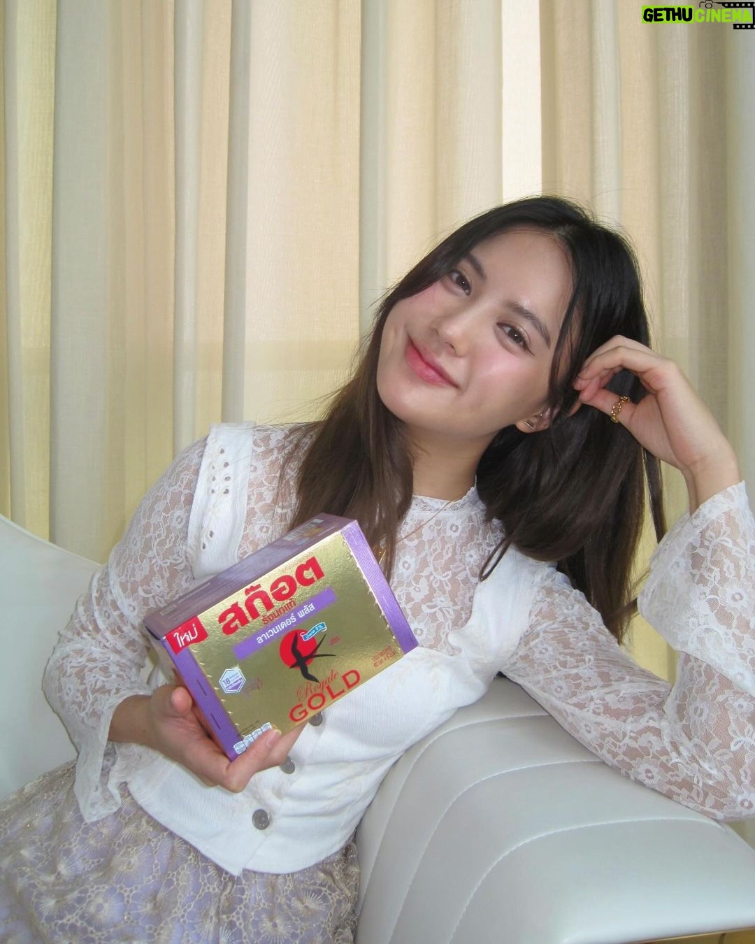 Phantira Pipityakorn Instagram - สก๊อต รังนกแท้ รอเยล โกลด์ ลาเวนเดอร์พลัส🪻💟 มีกรดอะมิโนทริปโตเฟน สูตรใหม่ที่ช่วยอัพเวลความผ่อนคลาย RELAX & RECHARGE ในแต่ละวันของมิน สก๊อตเค้าใช้รังนกแท้สีเหลืองทองจากถ้ำธรรมชาติ100% มีสารอาหาร Amino Acid 18 ชนิด (ซึ่งมากกว่ารังนกชนิดอื่นๆ) ช่วยเสริมภูมิคุ้มกันให้ร่างกายแข็งแรง ต่อต้านอนุมูลอิสระ และช่วยในการทำงานของระบบประสาทและสมอง 📍หาซื้อได้แล้ววันนี้ที่ 7-11 ทุกสาขานะคะ✨🪹 (รสนี้หอม กลมกล่อม ถูกใจมาก😋) #สก๊อตรังนกแท้ #ลาเวนเดอร์พลัส #รังนกแท้สีเหลืองทองจากถ้ำธรรมชาติ100%