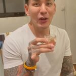 Pharanyu Rojanawuttitham Instagram - วิธีดื่ม นิ้วก้อยต้องเด้งออกมา เป็นวิธีที่ถูกต้อง🤣🤣🤣😜😜😝😛🥰🤭 ส่วนที่เหลือ กูภาพตัดส่งท้ายปี 🤣🤣🤣🤣🔥🔥🔥ร้อนท้อง รู้เลยกว่า ในรายการมีอะไรมากบ้าง