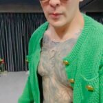 Pharanyu Rojanawuttitham Instagram - พี่เขียว🔥🔥สุดในรุ่นละ🤣🤣🤣🤣🤣🎄🧑‍🎄🌲🎅จงจำวันนี้ไว้นะ55555 ใครที่ทานข้าวอยู่ อยู่ในรถไฟฟ้า ( ใต้ดินบนดิน ) หรือ taxi แกร็บ มอไซวิน รถเม หรือ ที่เรียนที่ทำงาน กราบขออภัย🤣🤣🤣🤣 ซานต้าาา มาแล้วจ้า @tack.tackleman ใส่สบาย ขนาดแมวยังมอง#แมว#ซานต้า#badซานต้า#ทาสแมว