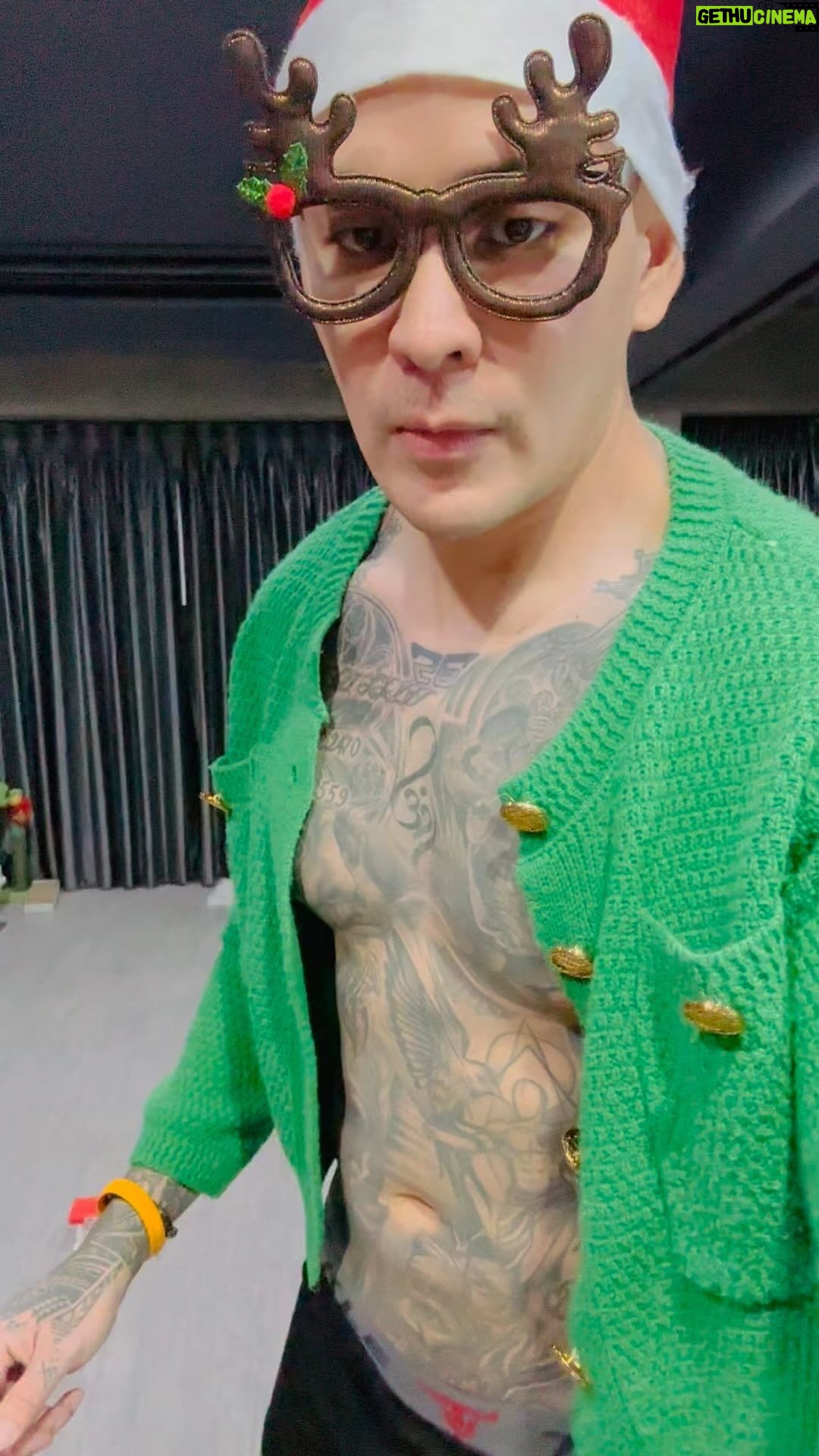 Pharanyu Rojanawuttitham Instagram - พี่เขียว🔥🔥สุดในรุ่นละ🤣🤣🤣🤣🤣🎄🧑🎄🌲🎅จงจำวันนี้ไว้นะ55555 ใครที่ทานข้าวอยู่ อยู่ในรถไฟฟ้า ( ใต้ดินบนดิน ) หรือ taxi แกร็บ มอไซวิน รถเม หรือ ที่เรียนที่ทำงาน กราบขออภัย🤣🤣🤣🤣 ซานต้าาา มาแล้วจ้า @tack.tackleman ใส่สบาย ขนาดแมวยังมอง#แมว#ซานต้า#badซานต้า#ทาสแมว