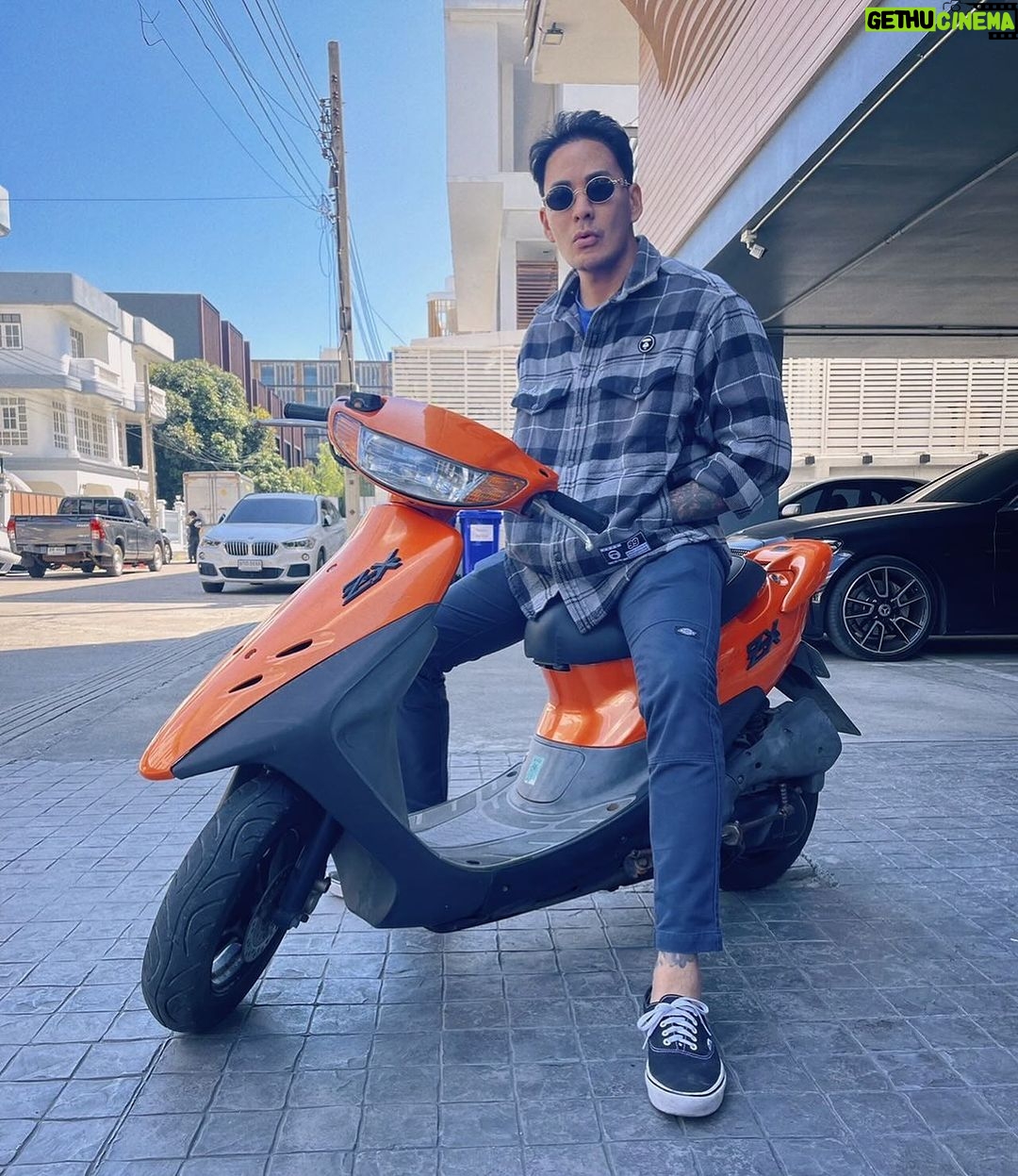 Pharanyu Rojanawuttitham Instagram - ชุดเข้าออฟฟิตนะ🥰🥰🥰🤣🤣🤣โคตรเฟี้ยว @tack.tackleman ใจยุค90นะเพลงมันเฟี้ยว#ยุค90 Bangkok, Thailand