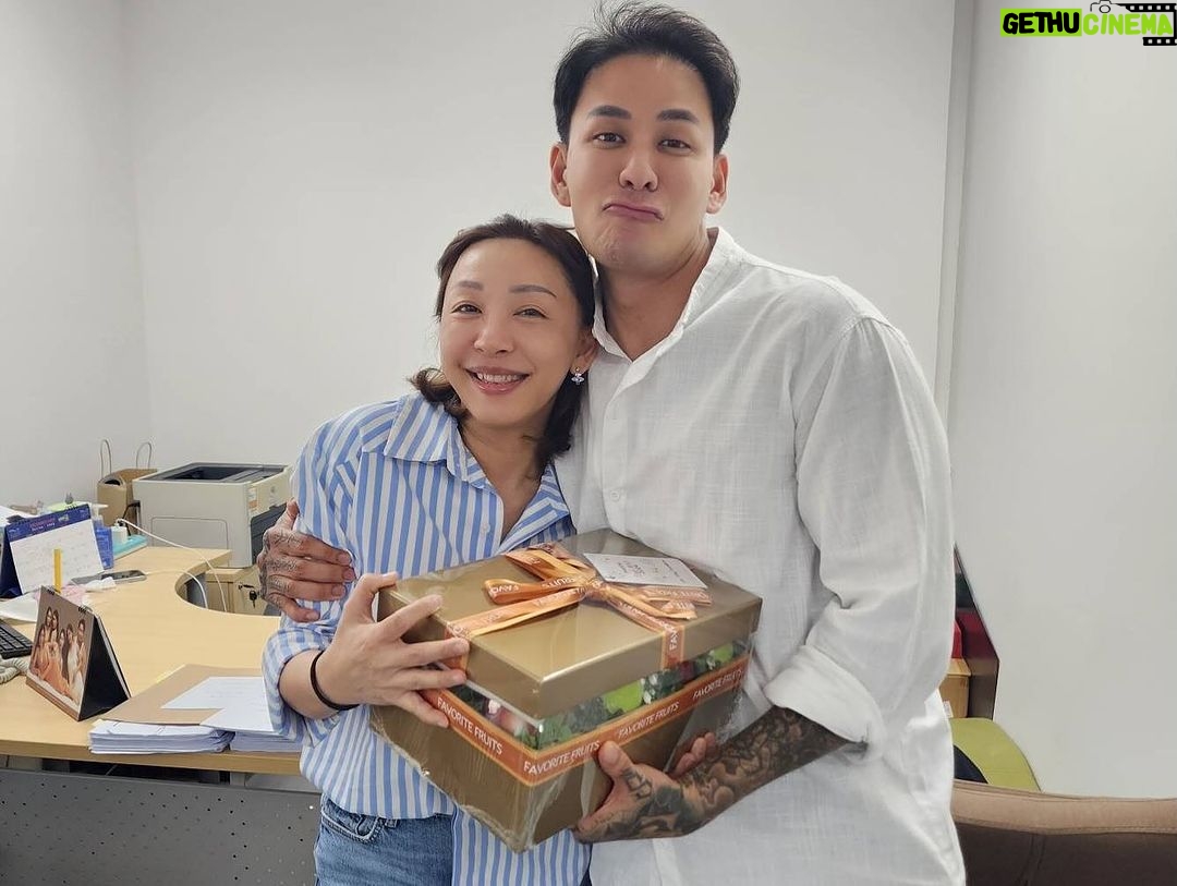 Pharanyu Rojanawuttitham Instagram - สวัสดีปีใหม่ครับ 🙏🏻 ผู้ใหญ่ใจดีของผม @aoyaoy_14 @boytakonkiet 🙏🏻🙏🏻❤️❤️❤️❤️❤️❤️❤️#one31#สวัสดีปีใหม่
