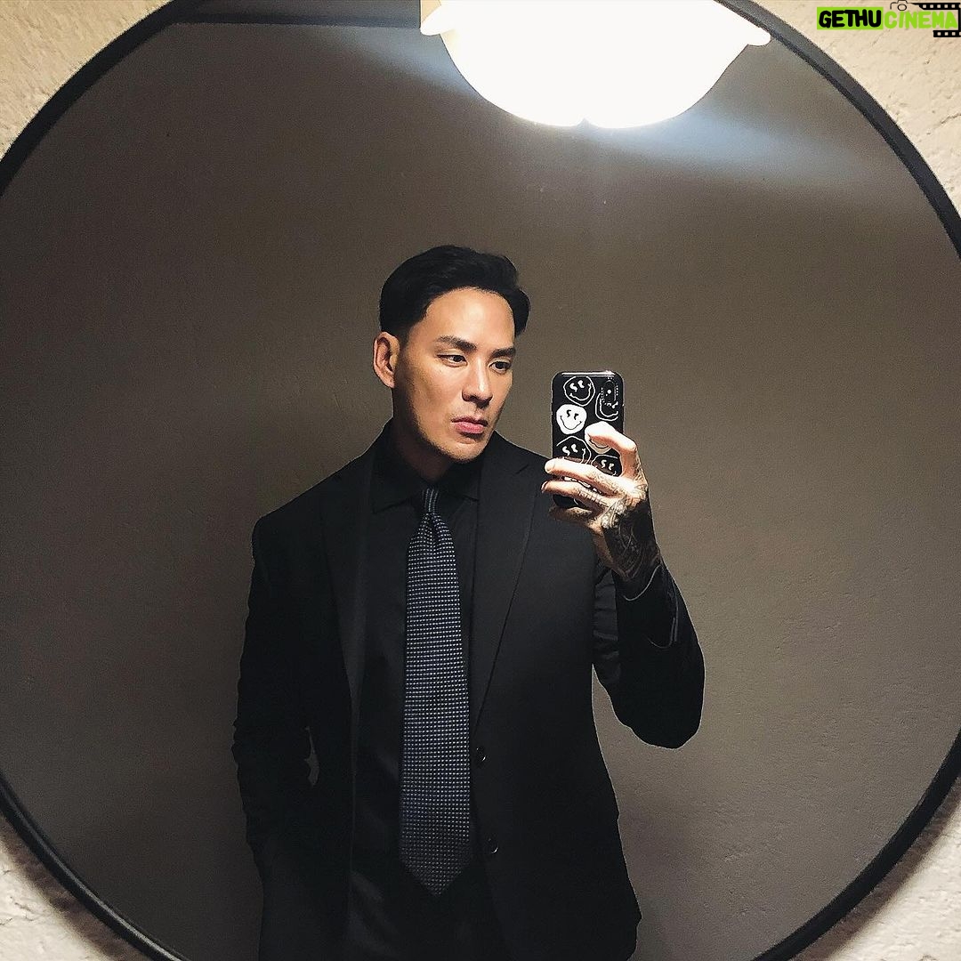 Pharanyu Rojanawuttitham Instagram - ละครเรื่องนี้ก็จะใส่ชุดประมาณนี้🥰😍😝นะ#พึ่งเลิกกอง#มาเข้ารับจบ#ทีมงานน่ารักทุกคน#ช่องวัน31 Thailand