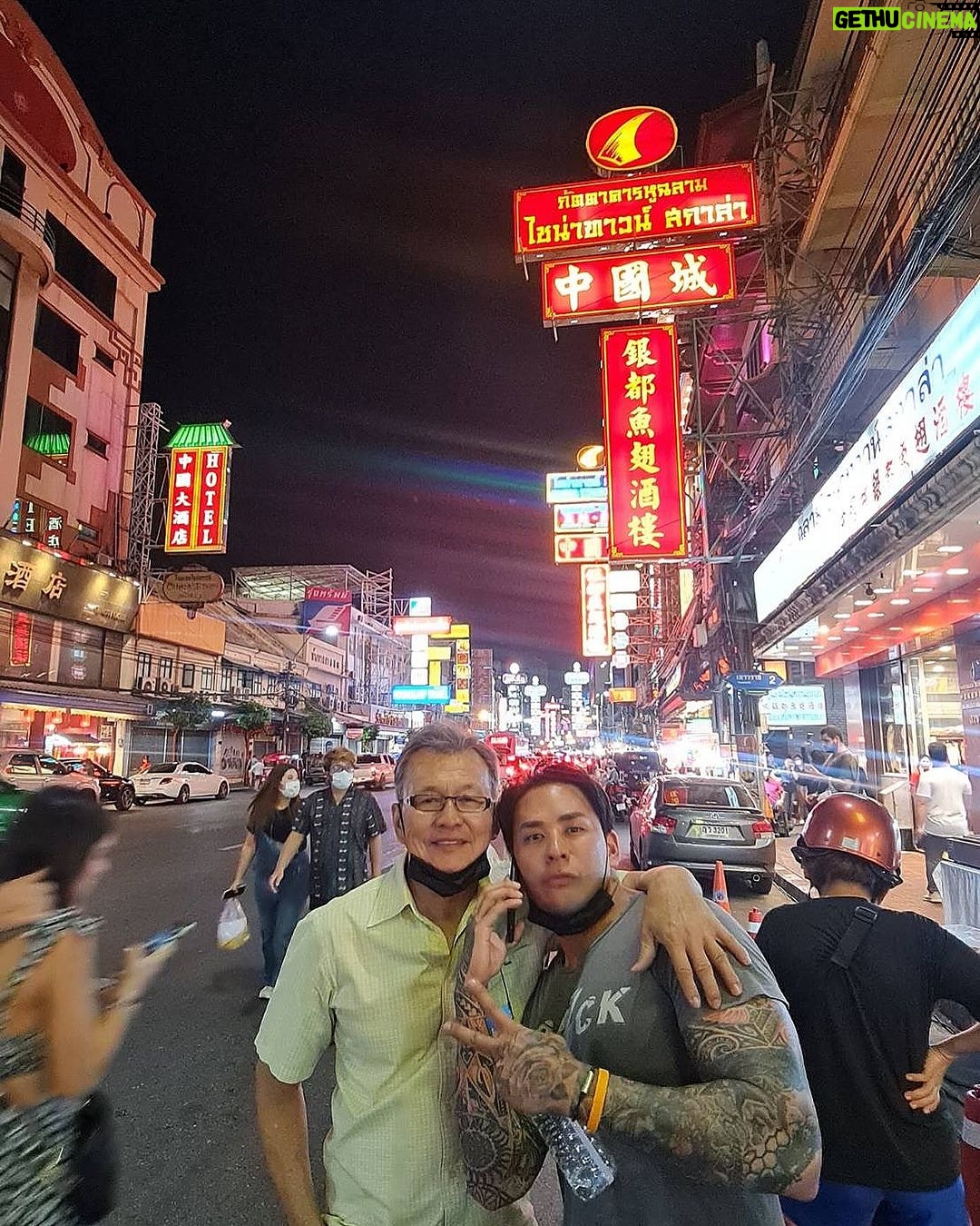 Pharanyu Rojanawuttitham Instagram - ขอบคุณที่เลี้ยงดูแลมาอย่างทุรักทุเร🤣ทำให้โตและเป็นคนที่อยู่ในสังคมนี้ได้ @somchai.2497 ในสายตาป๋าเรายังเป็นเด็กน้อยเสมอ ถึงไม่ได้อยู่ด้วยกันแต่โทรหากันตลอดห่วงกันตลอด#รักนะ#แทคภรัณยู#สมชาย Thailand
