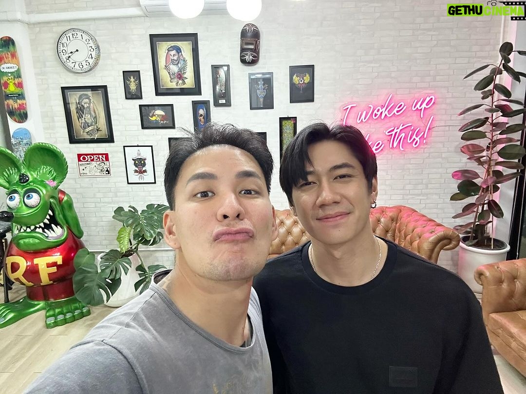 Pharanyu Rojanawuttitham Instagram - น้องเค้ามาหานะ @jam.rachata 🤭🥰✌️#ดีใจที่มานะ Tack Tattoo Studio