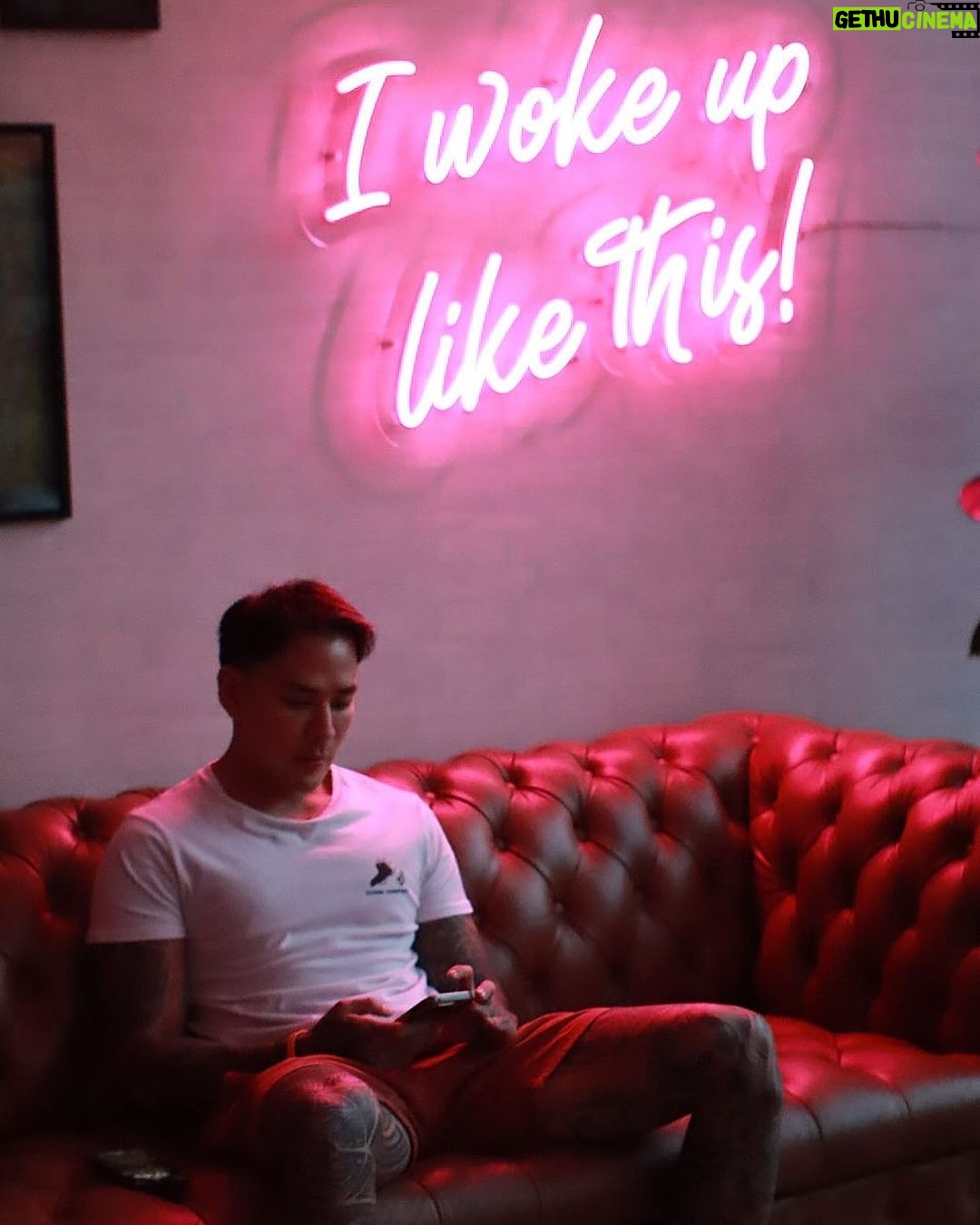 Pharanyu Rojanawuttitham Instagram - แต่งร้านสักใหม่นะ @tacktattoostudio ก็จะฟิวประมาณนี้นะ😊😊🥰🥰🥰🥰🥰🥰 นี้จะเป็นบาร์แล้ว สนใจสะกิด มานะ😊😊