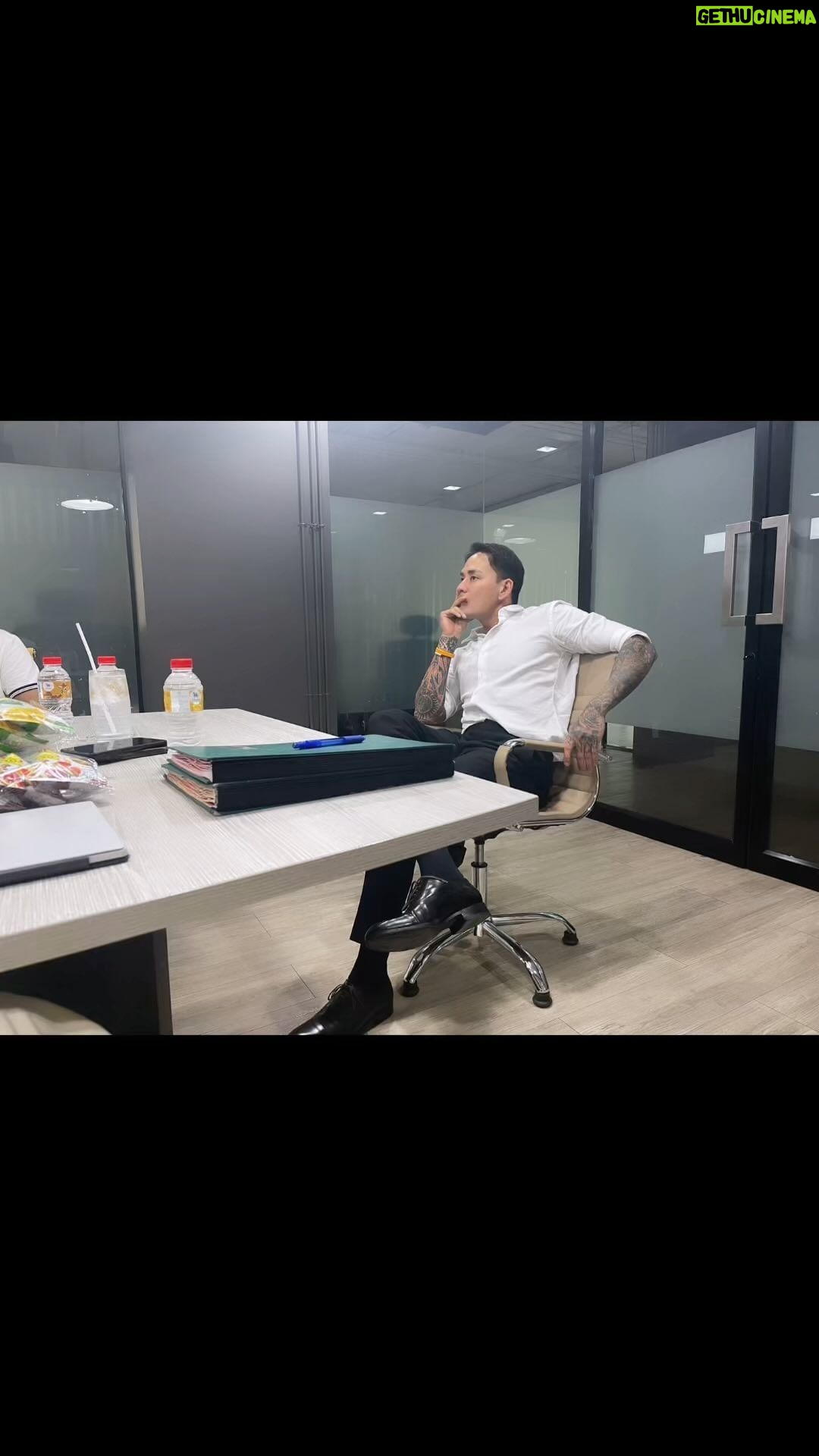 Pharanyu Rojanawuttitham Instagram - เวลาทำงานก็ทำปนะชุมก็จริงจัง ❤️ @tack.tackleman เวลาเลิกงาน ก็ประมาณนี้🍣🥟🍤🍝🍜🍲🍛🍺🍻🍹🍷🥂🍶 Thailand