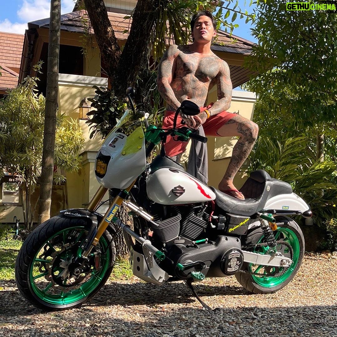 Pharanyu Rojanawuttitham Instagram - ไอ่เราก็เฟี้ยวฟ้าวมะขามเปรี้ยวด้วยสิ🔥🔥🔥🔥🤭🤭🤭#มอไซ#2ล้อ#แทคภรัณยู#เด็กสก๊อยขี่ฮาเล่ Thailand