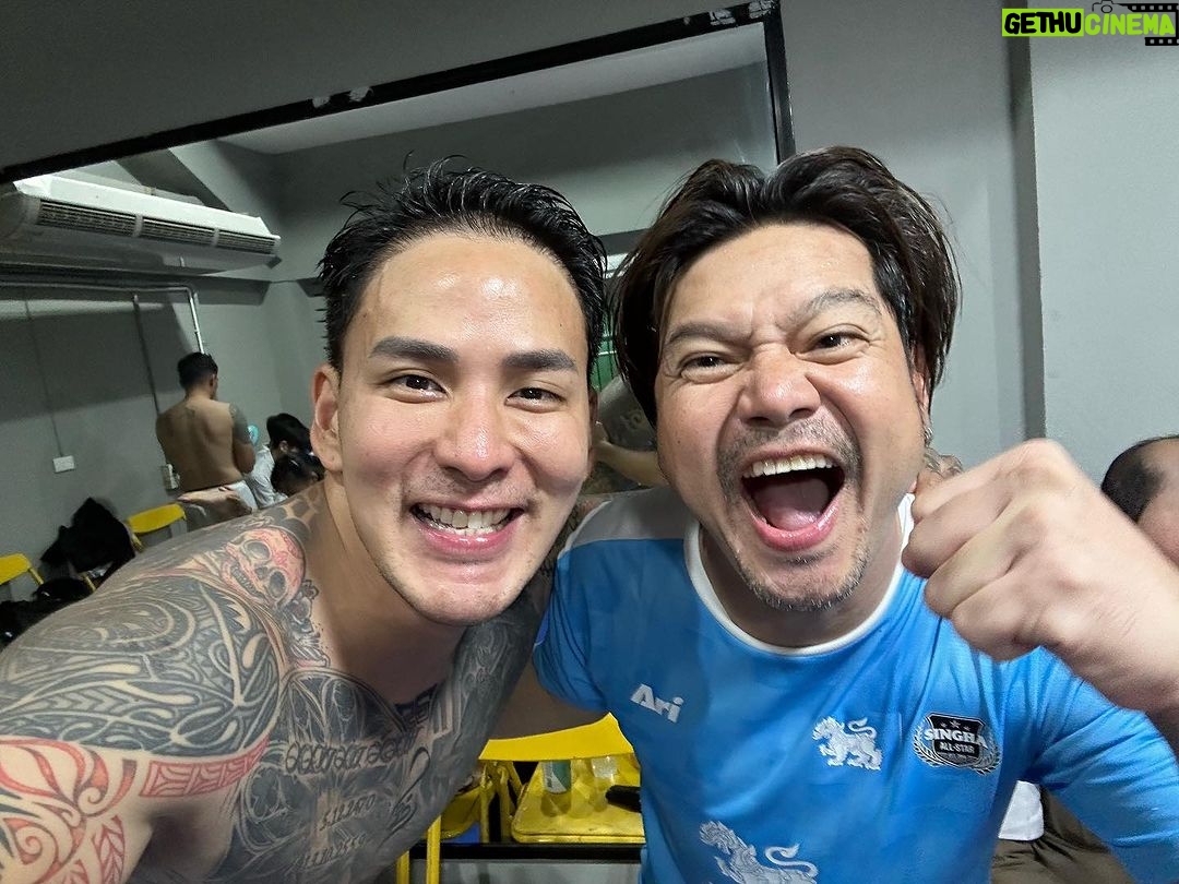 Pharanyu Rojanawuttitham Instagram - มาเตะบอลของสิงห์✌️✌️✌️ขอบคุณพี่ @tp12toddpiti ผมถ่ายรูปไม่ทัน🙏 และพี่เต๋า @somchai_khemglad สนุกมากครับงานแบบนี้🙏🙏🙏เจอน้อง @airthemousses แล้วเจอกันครับ เจอผู้กำกับ ว่าที่พันล้านนนด้วย @tongte_thiti Bangkok, Thailand