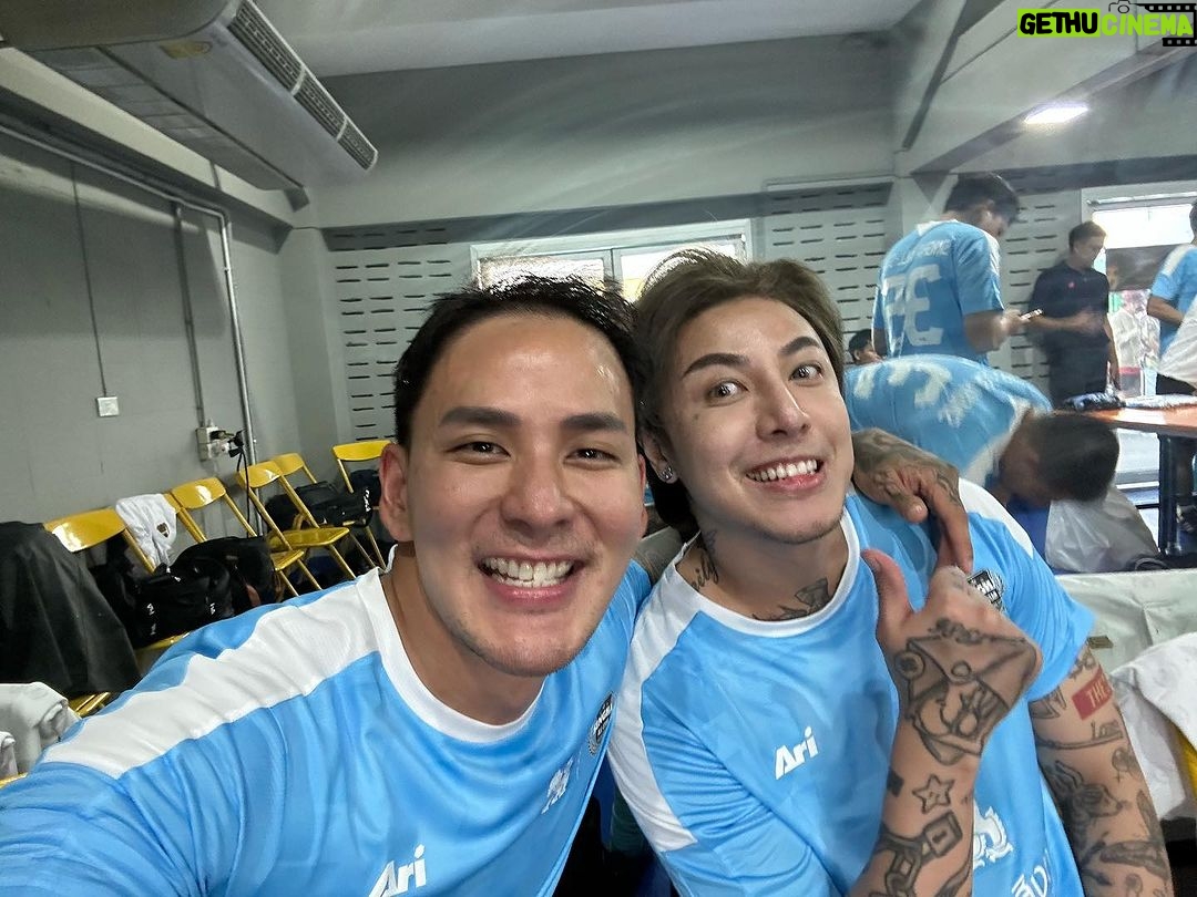 Pharanyu Rojanawuttitham Instagram - มาเตะบอลของสิงห์✌️✌️✌️ขอบคุณพี่ @tp12toddpiti ผมถ่ายรูปไม่ทัน🙏 และพี่เต๋า @somchai_khemglad สนุกมากครับงานแบบนี้🙏🙏🙏เจอน้อง @airthemousses แล้วเจอกันครับ เจอผู้กำกับ ว่าที่พันล้านนนด้วย @tongte_thiti Bangkok, Thailand