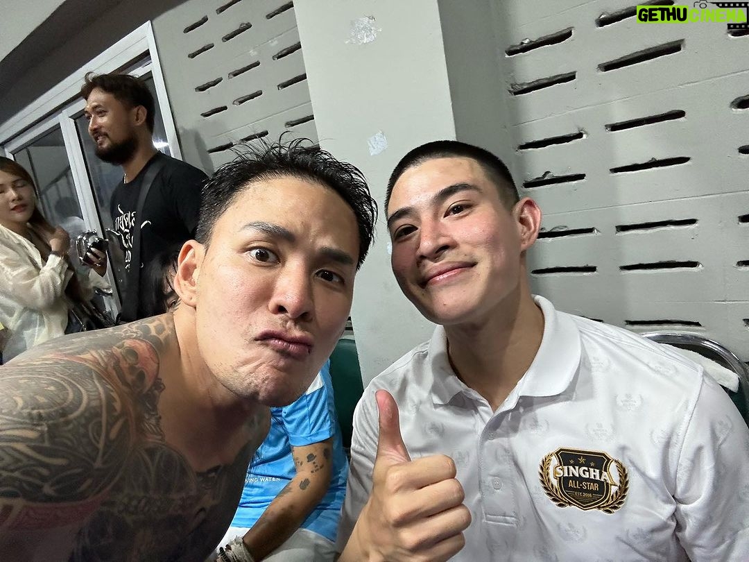 Pharanyu Rojanawuttitham Instagram - มาเตะบอลของสิงห์✌️✌️✌️ขอบคุณพี่ @tp12toddpiti ผมถ่ายรูปไม่ทัน🙏 และพี่เต๋า @somchai_khemglad สนุกมากครับงานแบบนี้🙏🙏🙏เจอน้อง @airthemousses แล้วเจอกันครับ เจอผู้กำกับ ว่าที่พันล้านนนด้วย @tongte_thiti Bangkok, Thailand