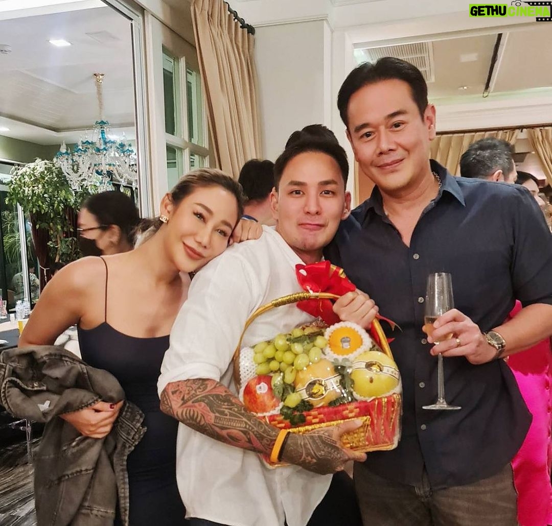 Pharanyu Rojanawuttitham Instagram - วันเกิดพี่ชาย @pegliyah 🎊🎉❤️ได้เจอญาติ พี่ๆ @siwat_c และ พี่ชายที่รักอีกคน @tp12toddpiti คิดถึงเลยสัญญาจะกวนพี่เค้าตลอดน่ะะะ