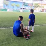 Pharanyu Rojanawuttitham Instagram – บอกเลยใจลูกมันได้นี้คือ ครั้งแรกที่พามาสนามบอล บอกเลย ตอนแรกนึงว่าจะเบื่อ แต่สนุกใหญ่เลย🥰🥰🥰 เชื้อพ่อมันดีจริงๆ สนุกสนานกันไป @jetdo_jong วันนี้อาจจะปวดหัวนิดๆนะจารย์#ฟุตบอล#ซ้อมบอล#ฝึกทักษะ