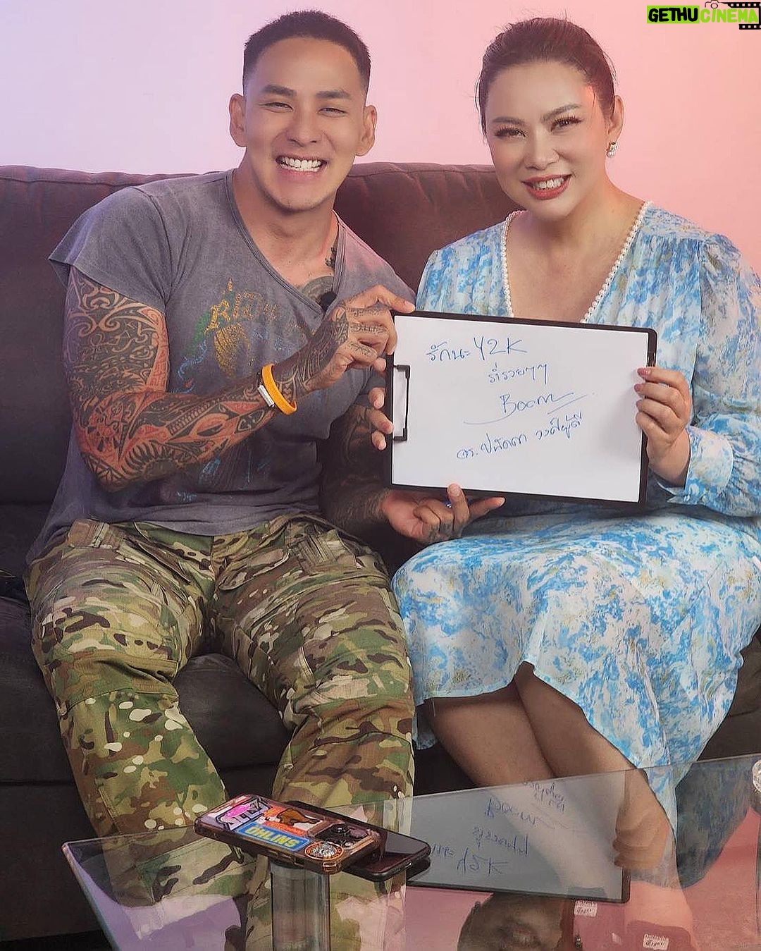 Pharanyu Rojanawuttitham Instagram - ไม่เอา ไม่พูดแม่ 🤣🤣🤣 EP2 ต้องคนนี้จริงๆ @boompanadda คิวยากมากๆๆๆ กราบขอบพระคุณจริงๆครับ❤️❤️🥰🥰 เร็วๆๆนี้ รักนะ y2k #สนุกมาก#ตกลงแม่ทำกี่อาชีพครับนั้น Thailand