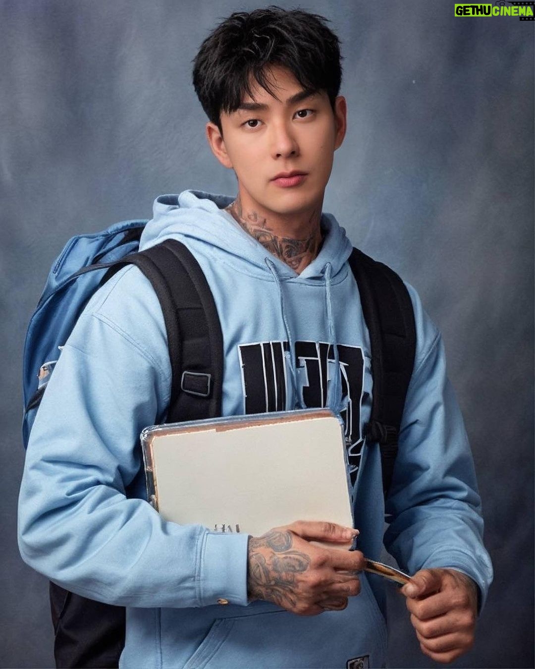 Pharanyu Rojanawuttitham Instagram - นี้มันแอ็ป อะไรว่ะ @belle_engtrakul เค้าทำให้ เหมือนยุค 80-90 เลยยุค y2k 🤣🤣🤣🤣🤣หน้ากูแต่ละรูปไม่เปลี่ยนเลย🤣🤣🤣🤣🤣 Thailand