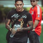 Pharanyu Rojanawuttitham Instagram - ช่วงนี้คนเชียร์ @chelseafc ไม่ใช่คนอารมดี😭😭😭😭😭😭😭ทีมโปกหมาลุ้นตกรอบปีนี้ดูทรงละ😤😤😤เหนื่อยใจ แต่ ยังดีได้ขอลายเซ็น @kuyt @glenj8 สบายใจหน่อย