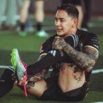 Pharanyu Rojanawuttitham Instagram - ช่วงนี้คนเชียร์ @chelseafc ไม่ใช่คนอารมดี😭😭😭😭😭😭😭ทีมโปกหมาลุ้นตกรอบปีนี้ดูทรงละ😤😤😤เหนื่อยใจ แต่ ยังดีได้ขอลายเซ็น @kuyt @glenj8 สบายใจหน่อย