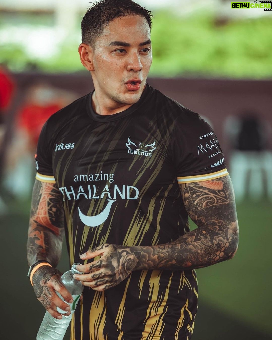 Pharanyu Rojanawuttitham Instagram - ช่วงนี้คนเชียร์ @chelseafc ไม่ใช่คนอารมดี😭😭😭😭😭😭😭ทีมโปกหมาลุ้นตกรอบปีนี้ดูทรงละ😤😤😤เหนื่อยใจ แต่ ยังดีได้ขอลายเซ็น @kuyt @glenj8 สบายใจหน่อย