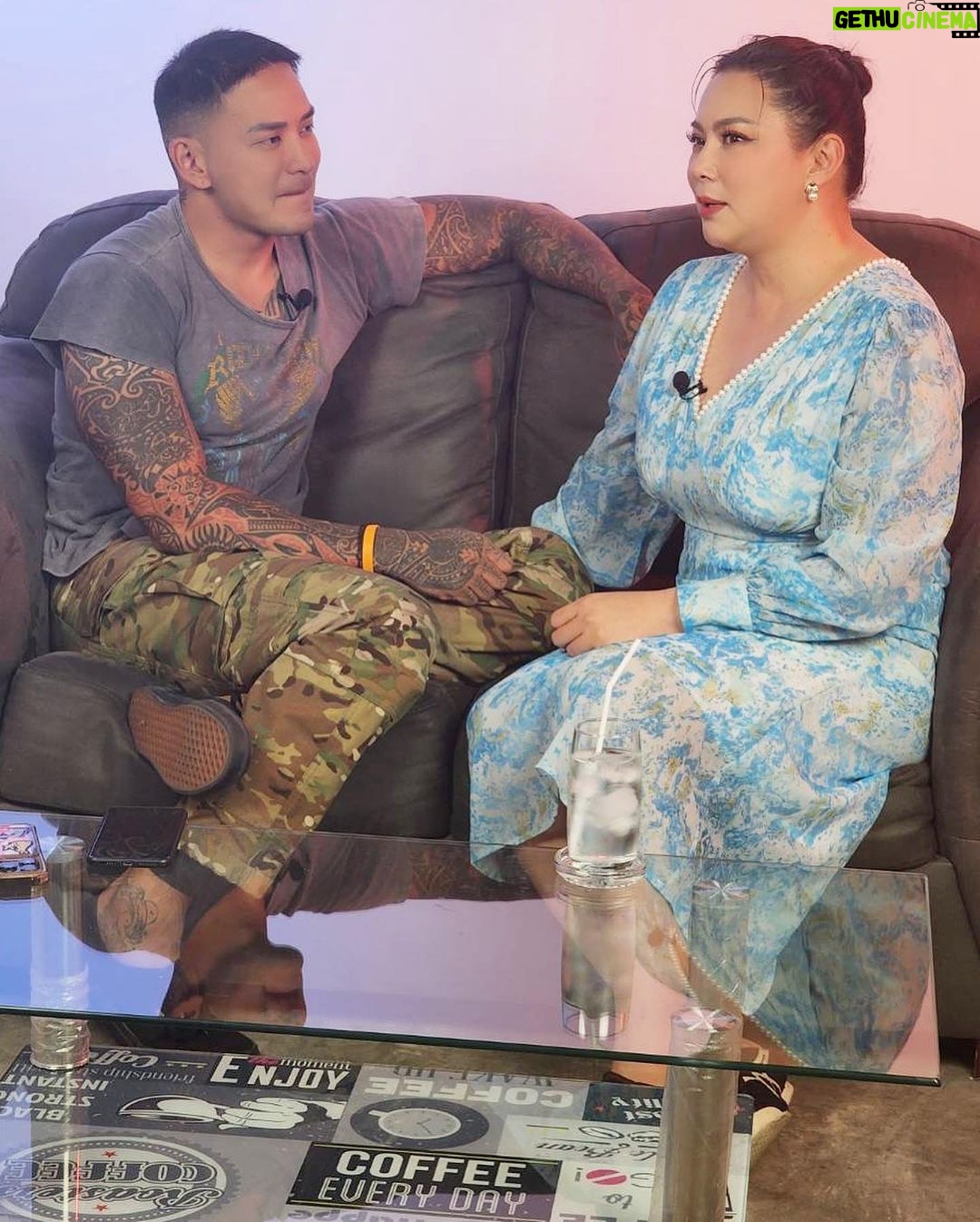 Pharanyu Rojanawuttitham Instagram - ไม่เอา ไม่พูดแม่ 🤣🤣🤣 EP2 ต้องคนนี้จริงๆ @boompanadda คิวยากมากๆๆๆ กราบขอบพระคุณจริงๆครับ❤️❤️🥰🥰 เร็วๆๆนี้ รักนะ y2k #สนุกมาก#ตกลงแม่ทำกี่อาชีพครับนั้น Thailand