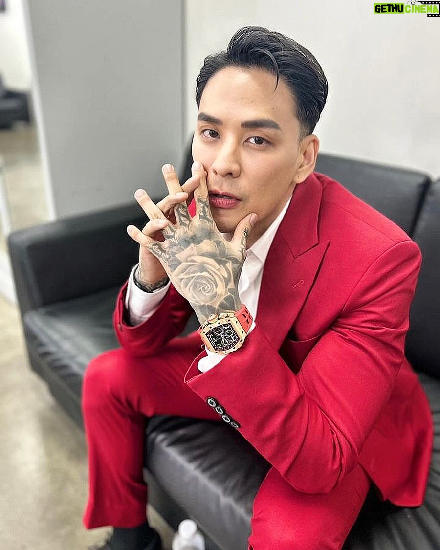 Pharanyu Rojanawuttitham Instagram - นานๆจะ ใส่ชุดเต็ม ใส่นาฬิกา @tjwatch ขอบคุณพี่ @tity8888 ที่แนะนำสีนี้ โคตรเฟี้ยวววววว Thailand