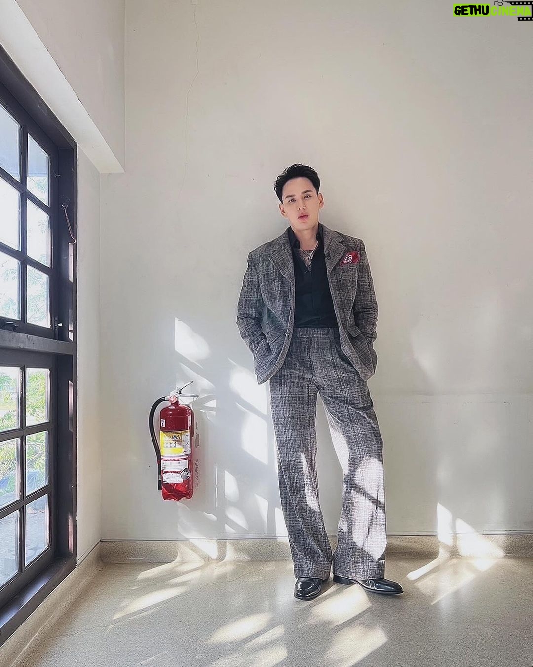 Pharanyu Rojanawuttitham Instagram - ทำงานที่เรารักกันต่อ✌️✌️✌️✌️ขอหล่อแปบนึงนะ รักนะสุขุมวิท11#รู้ไหมใครโสด#ช่องวัน31 Acts Studios 345 Pathumthani