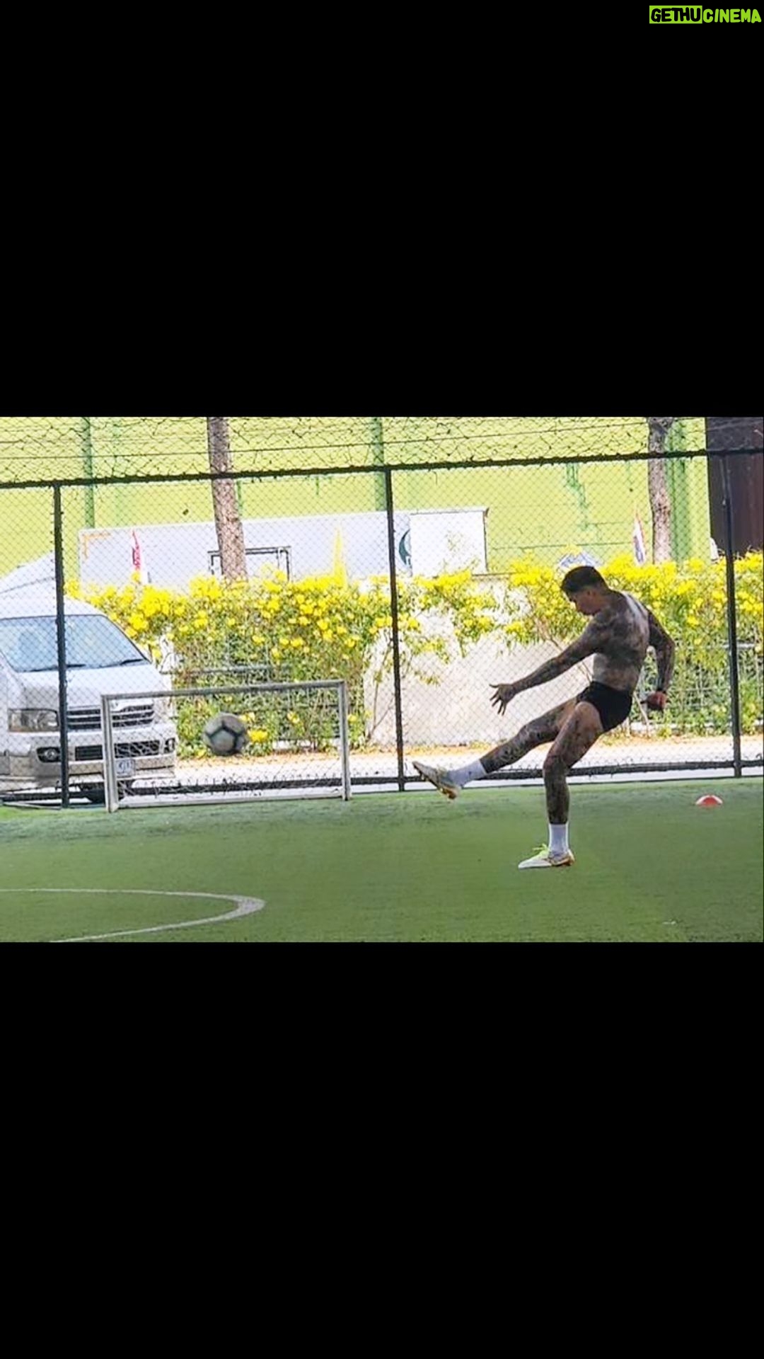 Pharanyu Rojanawuttitham Instagram - เตะแต่เช้า ออกกำลังนะ ✌️💪 จารย์แม่งโหด @jetdo_jong 😅😅😅😅 Thailand