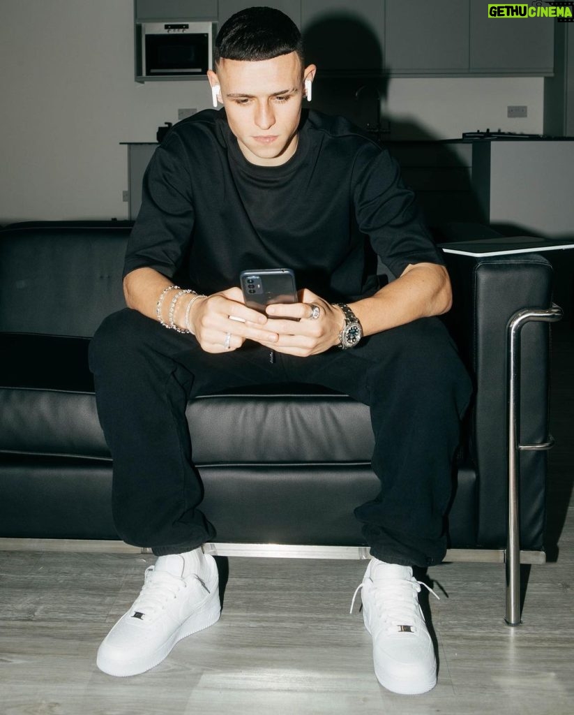 Phil Foden Instagram - A quiet moment on set so catching up on the latest 📲 Thanks, @tclmobile_uk 🤝 #InspireGreatness