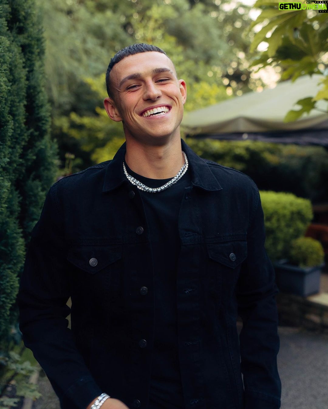 Phil Foden Instagram - Always layered up w @cernucci jewellery ⛓💧