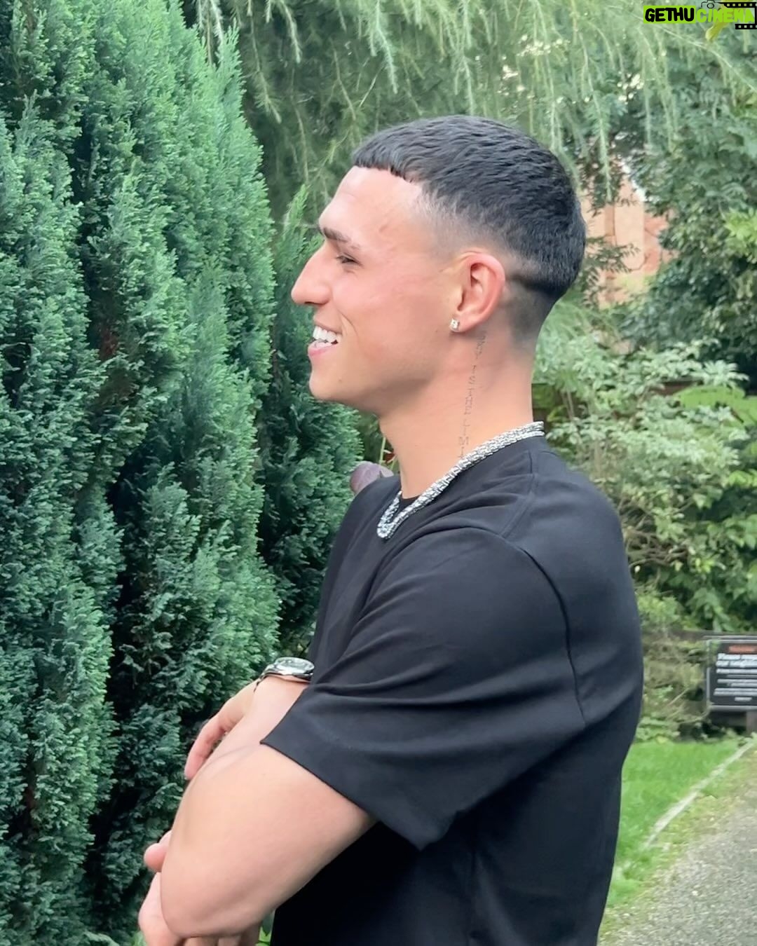 Phil Foden Instagram - Always layered up w @cernucci jewellery ⛓💧